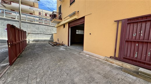 P  R  E  Z  Z  O     R  I  B  A  S  S  A  T  O  -  Locale Deposito con Spazio Esterno Privato